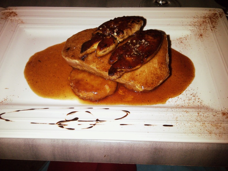 Thon poêlé au foie gras avec ses galettes de pomme de terre et sa sauce au confit d'oignons - @ Les Colonnes